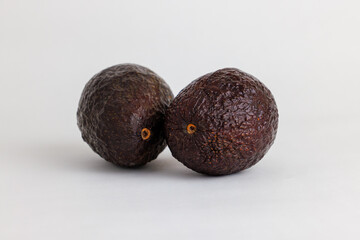 2つの熟したアボカド、白背景