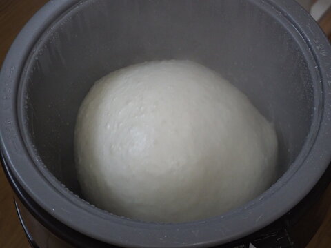 自動機械で餅をつく調理工程シーン