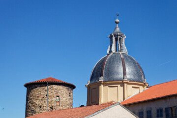 Dôme et tour d'un édifice religieux de Montbrison (Loire) © Hervé Rouveure