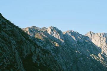 Obraz premium Rocky mountain range with clear blue skies