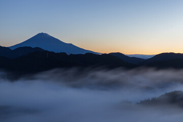 雲海に浮かぶ富士