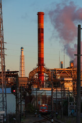 工場地帯を走る夕暮れのローカル線