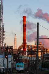 工場地帯を走る夕暮れのローカル線