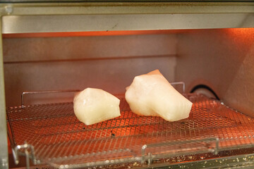 オーブンで焼かれ膨らんできた切り餅