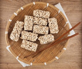 한국음식 고소하고 달콤한 밀보리 강정