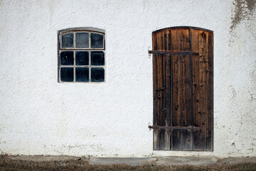 Fenster und T&uuml;r an Stall