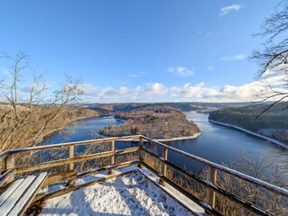 Aussichtsplattform am Heinrichstein bei Saalburg-Ebersdorf mit Blick auf den oberen Bereich der Talsperre Bleiloch