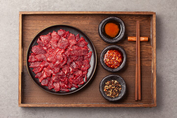 육사시미 고기를 날로 잘게 썰어서 먹는 음식.
Yuk sashimi is a dish made by finely...