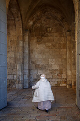 Naklejka premium old woman in a white dress