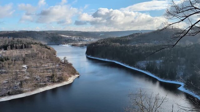 Blick vom Heinrichstein bei Saalburg-Ebersdorf saaleaufw&auml;rts 
auf den oberen Bereich der Talsperre Bleiloch