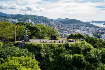 風頭公園展望台から見るの坂本龍馬像と長崎市の街並み