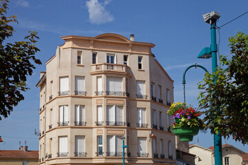 Maison de style art d&eacute;co aux volets ferm&eacute;s