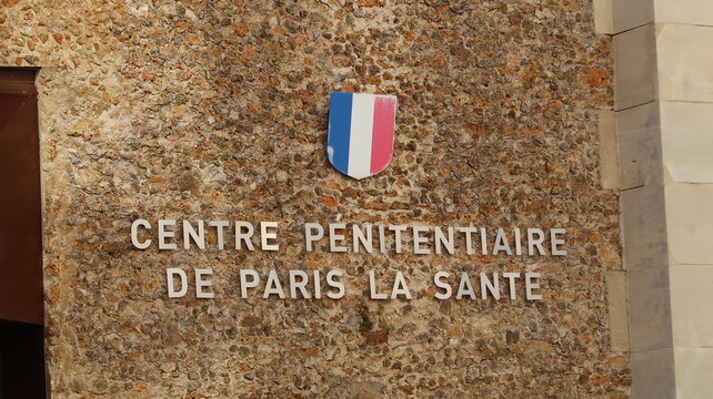 "Centre p&eacute;nitentiaire de Paris La Sant&eacute;", inscrit sur la fa&ccedil;ade de la c&eacute;l&egrave;bre prison / maison d&rsquo;arr&ecirc;t / p&eacute;nitencier fran&ccedil;ais (France)