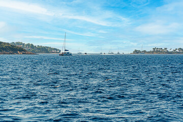 Jacht, łódź żaglowa i statki na Morzu Adriatyckim w Chorwacji latem. Idealna pogoda na rejsy morskie. © Franciszek