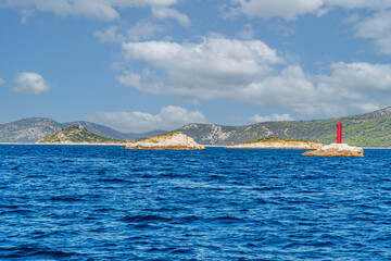 Morze Adriatyckie, Chorwacja z pięknymi zatokami i wyspami, latem z pokładu statku.