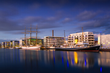 Abends in den Bremerhavener Havenwelten am Neuen Hafen