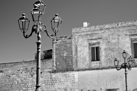 Italia in bianco e nero. Il borgo fortificato di Castro con il castello e  le mura testimonianza di un antico passato. Puglia, Salento, Italia
