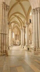 Belle perspective sur le d&eacute;ambulatoire de la basilique Sainte-Marie-Madeleine de V&eacute;zelay (Bourgogne, France)