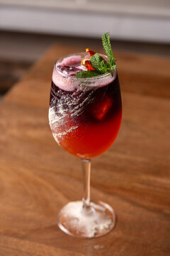 Coctel de autor sobre mesa de madera