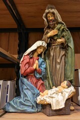 Escultura con escena de la natividad con San Jos&eacute;, la Virgen Mar&iacute;a y el ni&ntilde;o Jes&uacute;s en el estante de un comercio