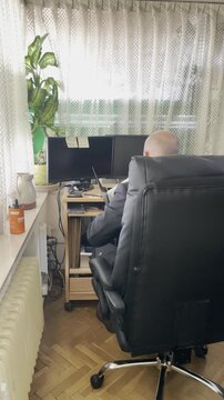 Trabajando en oficina con carpeta archivadora y documentos sentado en silla de despacho