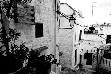 Italia in bianco e nero. Il borgo di Ostuni con i vicoli stretti e le case bianche dove la citt&agrave; panoramica per eccellenza, ogni casa &egrave; un belvedere. Puglia, Salento. Italia