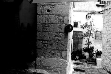 Italia in bianco e nero. Il borgo di Ostuni con i vicoli stretti e le case bianche dove la citt&agrave; panoramica per eccellenza, ogni casa &egrave; un belvedere. Puglia, Salento. Italia