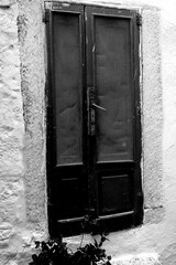 Italia in bianco e nero. Il borgo di Ostuni con i vicoli stretti e le case bianche dove la citt&agrave; panoramica per eccellenza, ogni casa &egrave; un belvedere. Puglia, Salento. Italia