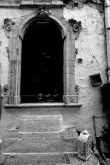 Italia in bianco e nero. Il borgo di Ostuni con i vicoli stretti e le case bianche dove la citt&agrave; panoramica per eccellenza, ogni casa &egrave; un belvedere. Puglia, Salento. Italia