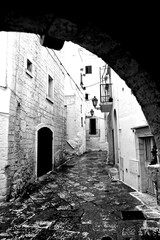 Italia in bianco e nero. Il borgo di Ostuni con i vicoli stretti e le case bianche dove la citt&agrave; panoramica per eccellenza, ogni casa &egrave; un belvedere. Puglia, Salento. Italia