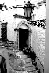 Italia in bianco e nero. Il borgo di Ostuni con i vicoli stretti e le case bianche dove la citt&agrave; panoramica per eccellenza, ogni casa &egrave; un belvedere. Puglia, Salento. Italia