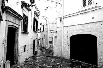 Italia in bianco e nero. Il borgo di Ostuni con i vicoli stretti e le case bianche dove la citt&agrave; panoramica per eccellenza, ogni casa &egrave; un belvedere. Puglia, Salento. Italia
