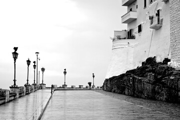 Italia in bianco e nero. Il borgo di Ostuni con i vicoli stretti e le case bianche dove la citt&agrave; panoramica per eccellenza, ogni casa &egrave; un belvedere. Puglia, Salento. Italia