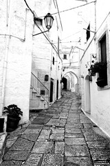 Italia in bianco e nero. Il borgo di Ostuni con i vicoli stretti e le case bianche dove la citt&agrave; panoramica per eccellenza, ogni casa &egrave; un belvedere. Puglia, Salento. Italia