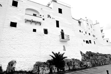 Italia in bianco e nero. Il borgo di Ostuni con i vicoli stretti e le case bianche dove la citt&agrave; panoramica per eccellenza, ogni casa &egrave; un belvedere. Puglia, Salento. Italia