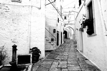 Italia in bianco e nero. Il borgo di Ostuni con i vicoli stretti e le case bianche dove la citt&agrave; panoramica per eccellenza, ogni casa &egrave; un belvedere. Puglia, Salento. Italia