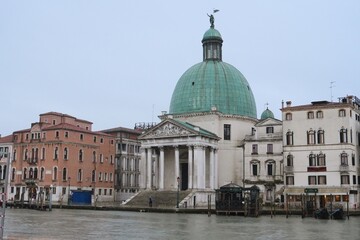 Naklejka premium Travel italy venice san simeone piccolo church dominating grand canal in venice