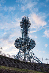 マジックアワーの空を背景にそびえる鋼鉄の通信塔