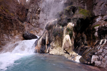 日光市　湯沢噴泉塔　温泉の析出物