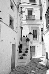 Italia in bianco e nero. Il borgo di Locorotondo con i vicoli stretti e le case bianche dove . Puglia, Salento. Italia