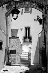 Italia in bianco e nero. Il borgo di Locorotondo con i vicoli stretti e le case bianche dove . Puglia, Salento. Italia