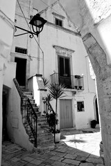 Italia in bianco e nero. Il borgo di Locorotondo con i vicoli stretti e le case bianche dove . Puglia, Salento. Italia