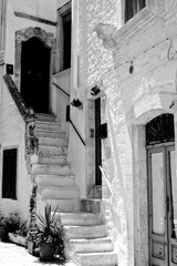 Italia in bianco e nero. Il borgo di Locorotondo con i vicoli stretti e le case bianche dove . Puglia, Salento. Italia