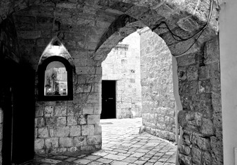 Italia in bianco e nero. Il borgo di Polignano a Mare paese natale del famoso cantante Italiano Domenico Modugno . Puglia, Salento. Italia
