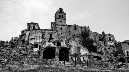 Italia in bianco e nero. Il borgo di Craco il cui centro storico inizi&ograve; a subire uno spopolamento dovuto ad una frana che, agli inizi degli anni ottanta, lo ha reso una vera e propria citt&agrave; fantasma. 