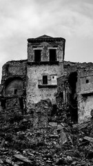 Italia in bianco e nero. Il borgo di Craco il cui centro storico inizi&ograve; a subire uno spopolamento dovuto ad una frana che, agli inizi degli anni ottanta, lo ha reso una vera e propria citt&agrave; fantasma. 