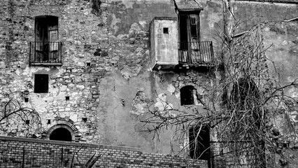 Italia in bianco e nero. Il borgo di Craco il cui centro storico inizi&ograve; a subire uno spopolamento dovuto ad una frana che, agli inizi degli anni ottanta, lo ha reso una vera e propria citt&agrave; fantasma. 