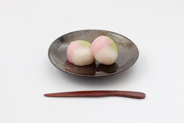 三色団子 日本の和菓子 白背景