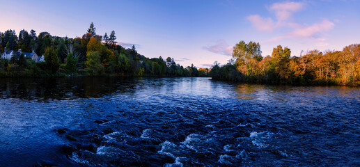 Obraz premium Ness Island at Sunrise in the River Ness in Inverness, Scotland, with tranquil autumn foliage, quiet forest, and gentle water flow