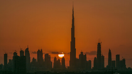 Obraz premium Sunset with skyline of Downtown Dubai in the evening timelapse.